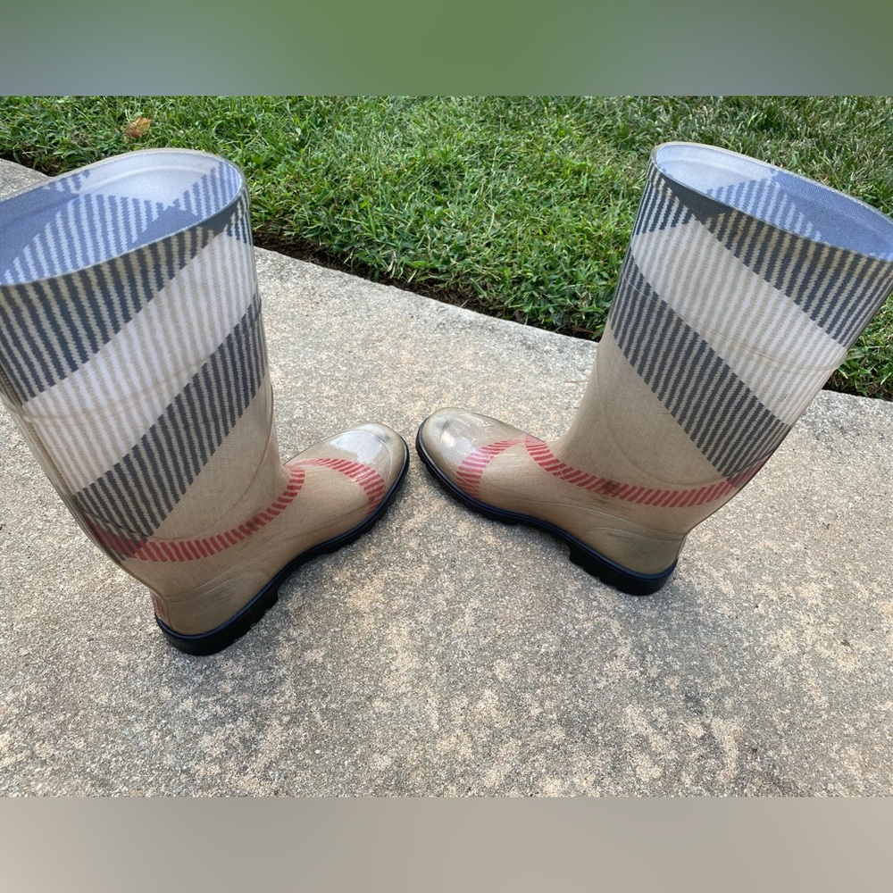 EUC Authentic Burberry Rainboots. Size 38 - Picture 13 of 13